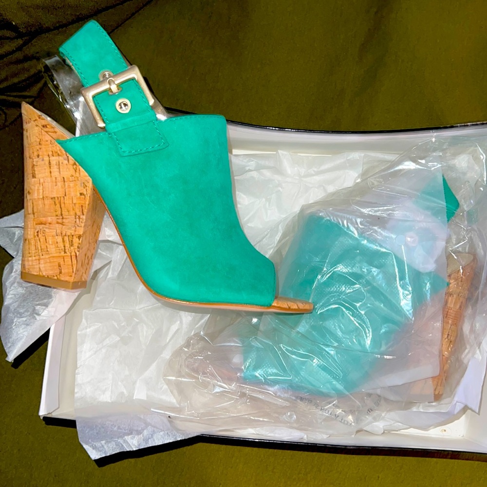 NEW!!! Nine West sling back heels.